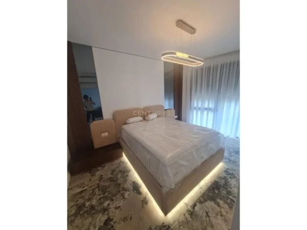 Tirane, jepet me qera apartament 1+1 Kati 4, 100 m² 1.200 € (Liqeni i Thate)