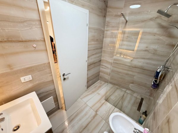 Tirane, jepet me qera apartament 1+1 Kati 8, 550 €