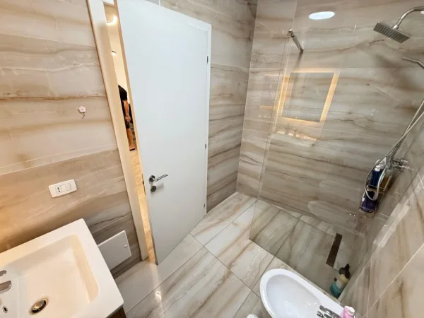 Tirane, jepet me qera apartament 1+1 Kati 8, 550 €