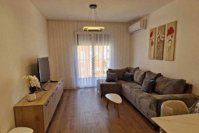 Tirane, jepet me qera apartament 1+1+Ballkon Kati 8, 70 m² 450 € (Bulevard Kashar)