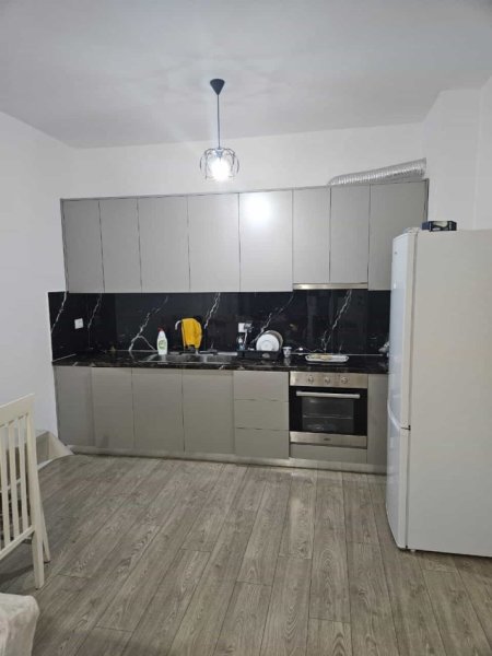 Tirane, jepet me qera 1+1 Kati 8, 70 m² 550 €