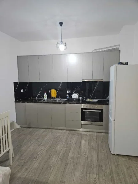 Tirane, jepet me qera 1+1 Kati 8, 70 m² 500 €