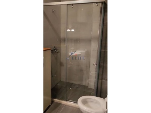 Tirane, jepet me qera apartament 1+1+Ballkon Kati 4, 75 m² 650 € (Pazari i ri)