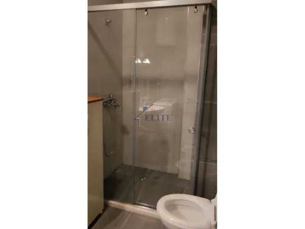 Tirane, jepet me qera apartament 1+1+Ballkon Kati 4, 75 m² 650 € (Pazari i ri)