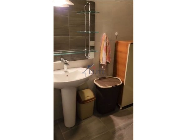 Tirane, jepet me qera apartament 1+1+Ballkon Kati 4, 75 m² 650 € (Pazari i ri)