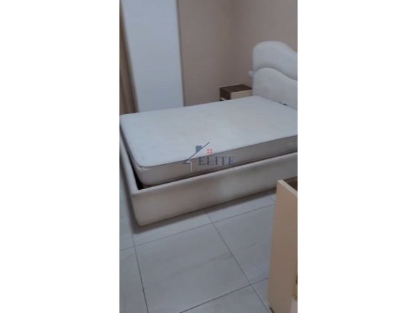 Tirane, jepet me qera apartament 1+1+Ballkon Kati 4, 75 m² 650 € (Pazari i ri)