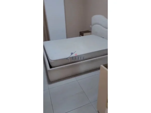 Tirane, jepet me qera apartament 1+1+Ballkon Kati 4, 75 m² 650 € (Pazari i ri)