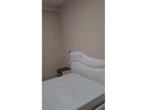 Tirane, jepet me qera apartament 1+1+Ballkon Kati 4, 75 m² 650 € (Pazari i ri)