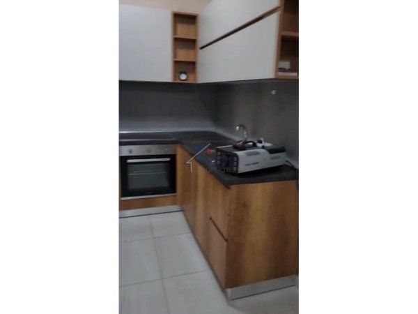 Tirane, jepet me qera apartament 1+1+Ballkon Kati 4, 75 m² 650 € (Pazari i ri)