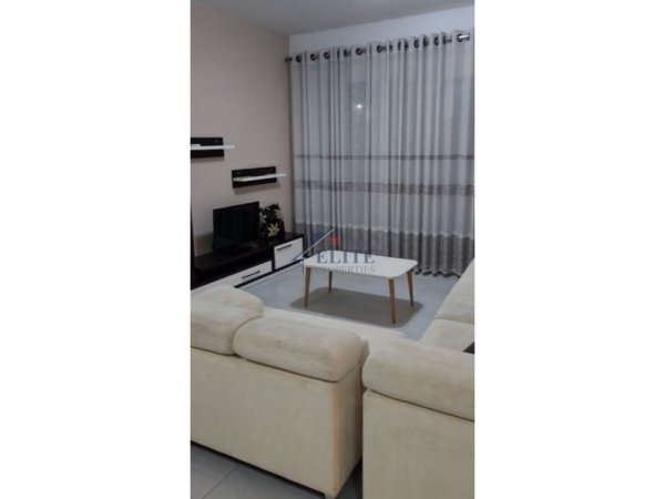 Tirane, jepet me qera apartament 1+1+Ballkon Kati 4, 75 m² 650 € (Pazari i ri)