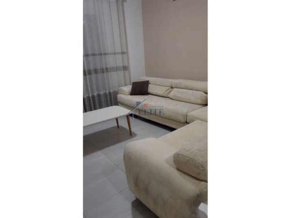 Tirane, jepet me qera apartament 1+1+Ballkon Kati 4, 75 m² 650 € (Pazari i ri)
