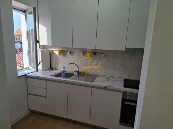 Tirane, jepet me qera apartament 1+1 Kati 3, 60 m² 550 € (ISH STACIONI TRENIT)