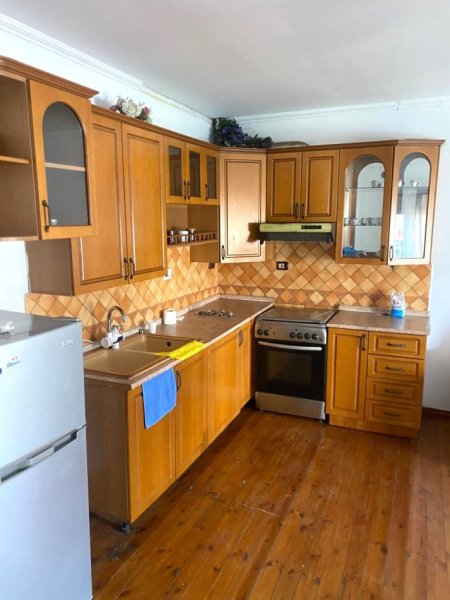 Jepet me Qira Hyrje 1+1 tek QSUt, poshtë Spitalit Amerikan 2, Kati 3, 70 m² 400 Euro