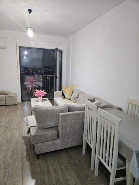 Tirane, jepet me qera apartament 1+1+Ballkon Kati 8, 75 m² 550 € (XHAMLLIK, ASL)