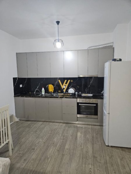 Tirane, jepet me qera apartament 1+1+Ballkon Kati 8, 75 m² 550 € (XHAMLLIK, ASL)
