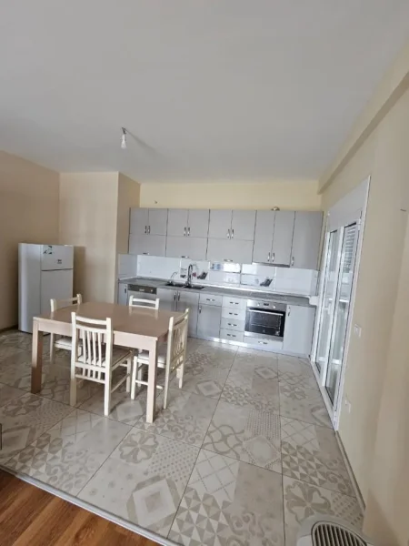 Tirane, jepet me qera apartament 3+1 Kati 3, 160 m² 550 € (SAUK)