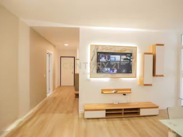 Tirane, jepet me qera apartament 2+1 Kati 2, 85 m² 750 € (Sheshi Willson)