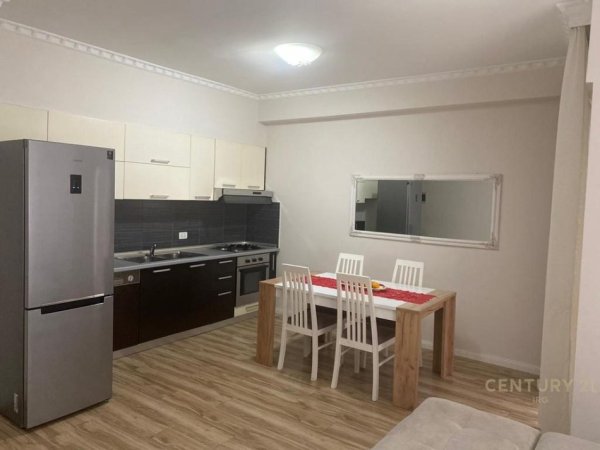 Tirane, jepet me qera apartament 2+1+Aneks+Ballkon Kati 3, 105 m² 950 € (Kristal Center)