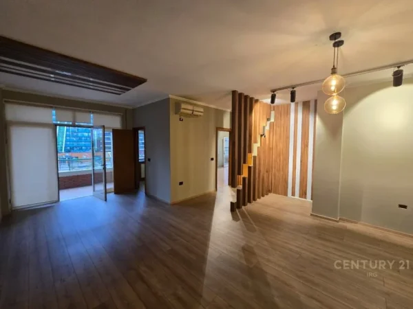 Tirane, jepet me qera zyre Kati 3, 104 m² 900 € (Stadiumi Arena)
