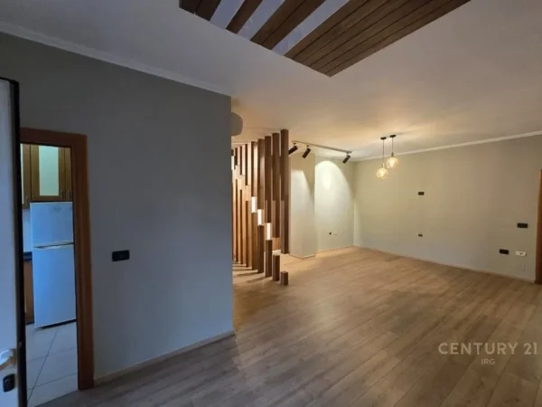 Tirane, jepet me qera zyre Kati 3, 104 m² 900 € (Stadiumi Arena)