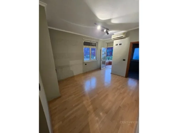 Tirane, jepet me qera zyre Kati 3, 104 m² 900 € (Stadiumi Arena)