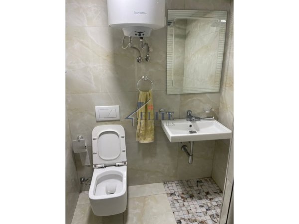 Tirane, jepet me qera apartament 1+1+Ballkon Kati 1, 50 m² 450 € (Pazari i ri)