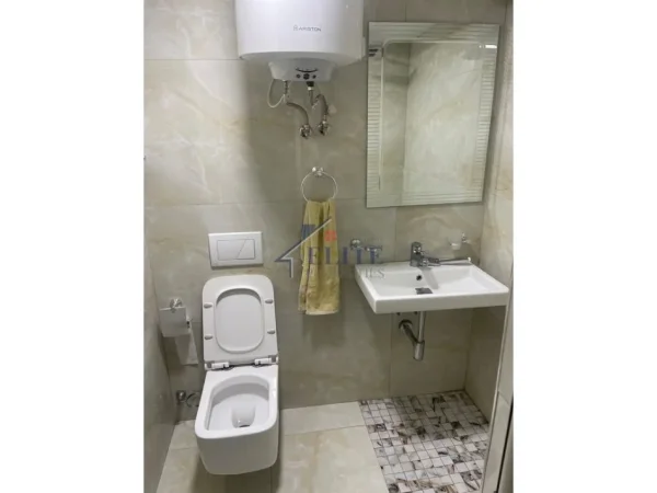 Tirane, jepet me qera apartament 1+1+Ballkon Kati 1, 50 m² 450 € (Pazari i ri)