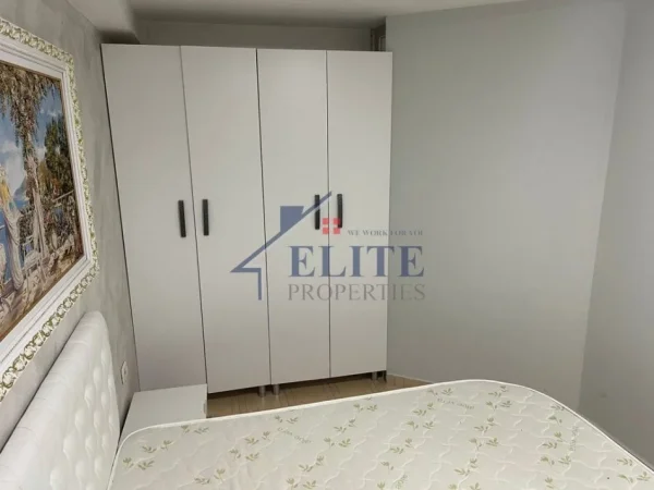 Tirane, jepet me qera apartament 1+1+Ballkon Kati 1, 50 m² 450 € (Pazari i ri)