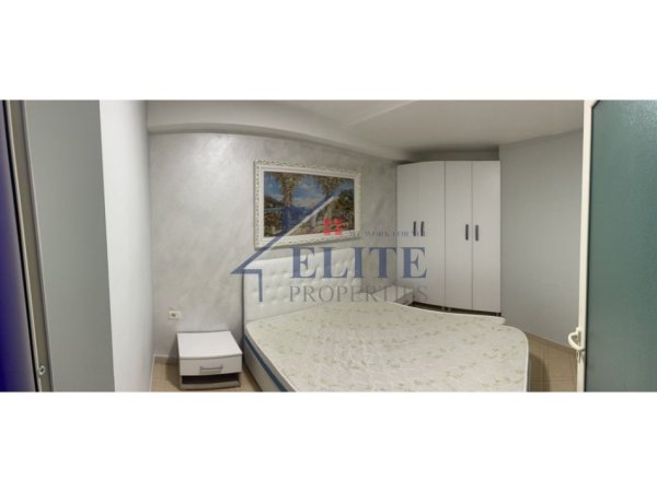 Tirane, jepet me qera apartament 1+1+Ballkon Kati 1, 50 m² 450 € (Pazari i ri)