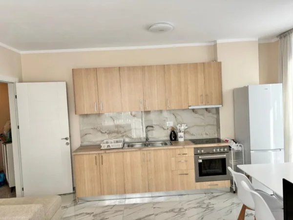 Tirane, jepet me qera apartament 1+1+Ballkon Kati 7, 60 m² 550 € (e deshmoret)