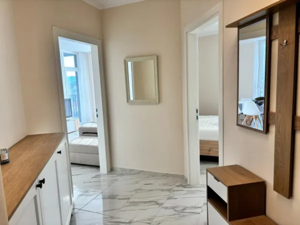 Tirane, jepet me qera apartament 1+1+Ballkon Kati 7, 60 m² 550 € (e deshmoret)