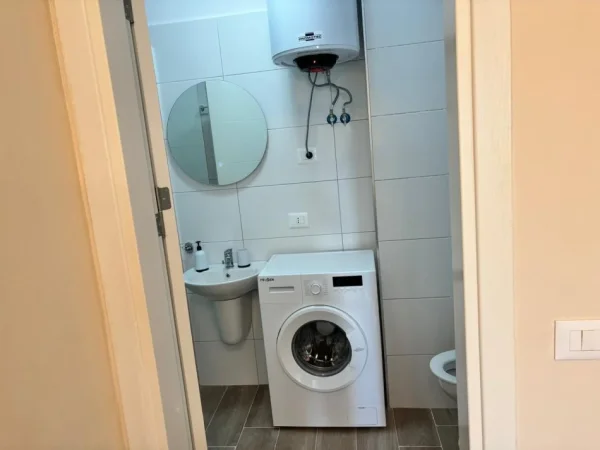 Tirane, jepet me qera apartament 1+1+Ballkon Kati 7, 60 m² 550 € (e deshmoret)