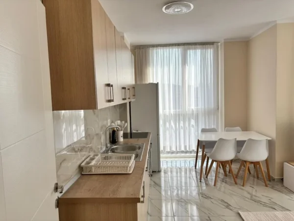 Tirane, jepet me qera apartament 1+1+Ballkon Kati 7, 60 m² 550 € (e deshmoret)