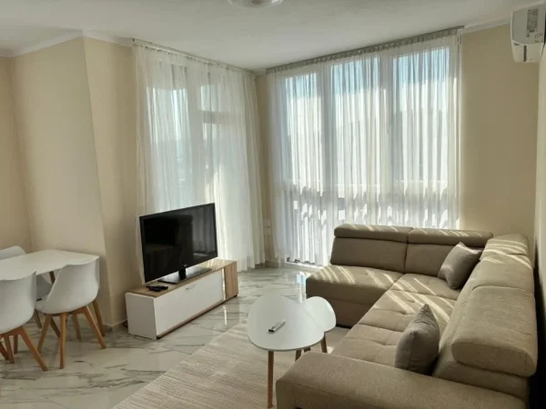 Tirane, jepet me qera apartament 1+1+Ballkon Kati 7, 60 m² 550 € (e deshmoret)