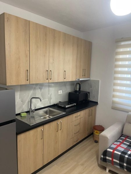Tirane, jepet me qera apartament 1+1 Kati 1, 65 m² 500 € (Kompleksi grand)