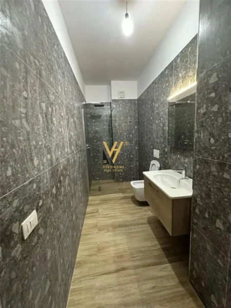 Tirane, shitet apartament 2+1+Ballkon , 111 m² 114.000 € (KAMEZ)