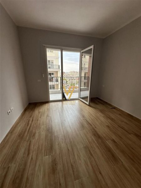 Tirane, shitet apartament 2+1+Ballkon , 111 m² 114.000 € (KAMEZ)