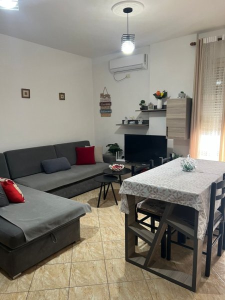 Vlore, jepet me qera apartament 2+1+Ballkon Kati 6, 80 m² 400 € (Rruga Cajupi)