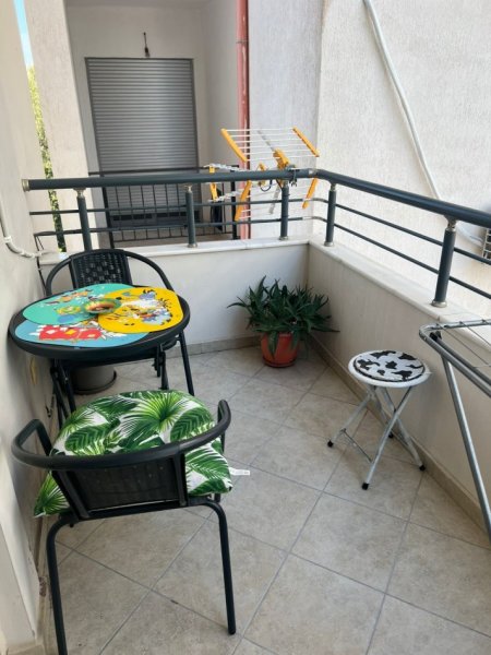 Vlore, jepet me qera apartament 2+1+Ballkon Kati 6, 80 m² 400 € (Rruga Cajupi)