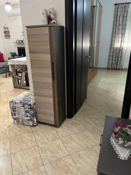 Vlore, jepet me qera apartament 2+1+Ballkon Kati 6, 80 m² 400 € (Rruga Cajupi)