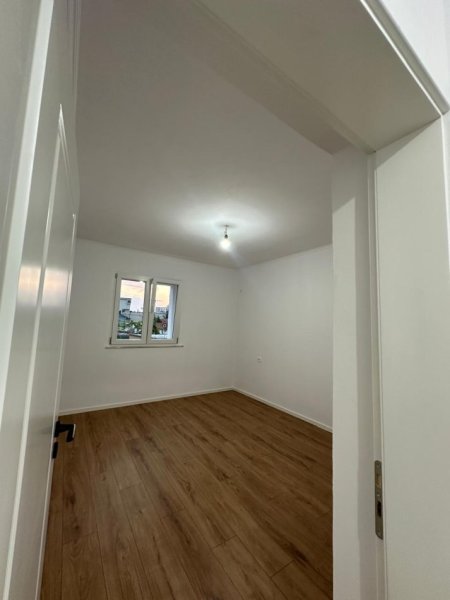 Tirane, shes apartament 1+1+Ballkon Kati 3, 55 m² 153.000 € (Bulevardi Zogu I)