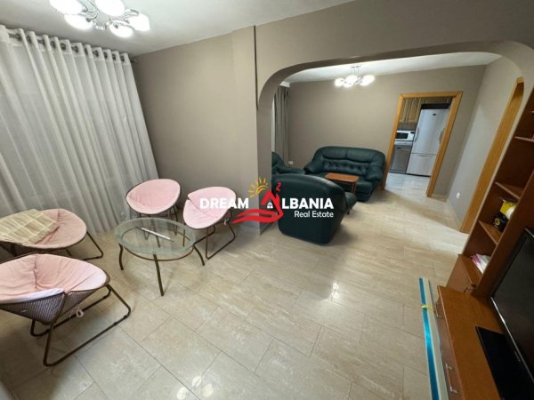 Tirane, jepet me qera apartament 2+1 , 100 m² 550 € (ne Rr e Dibres, prane Medreses)