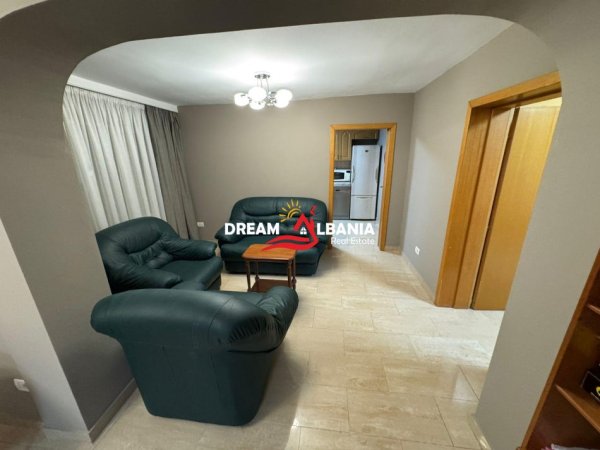 Tirane, jepet me qera apartament 2+1 , 100 m² 550 € (ne Rr e Dibres, prane Medreses)