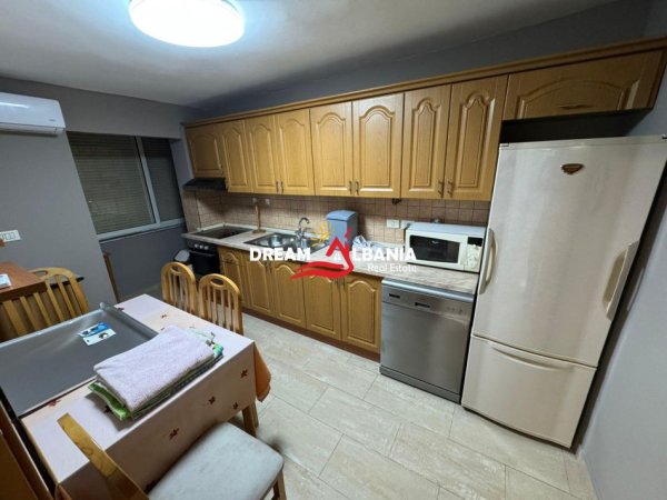Tirane, jepet me qera apartament 2+1 , 100 m² 550 € (ne Rr e Dibres, prane Medreses)
