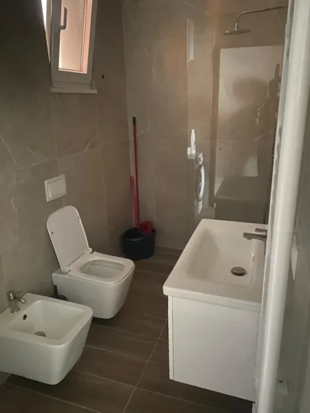 Tirane, jepet me qera apartament 2+1 Kati 3, 100 m² 800 € (trio tower rezidenc)