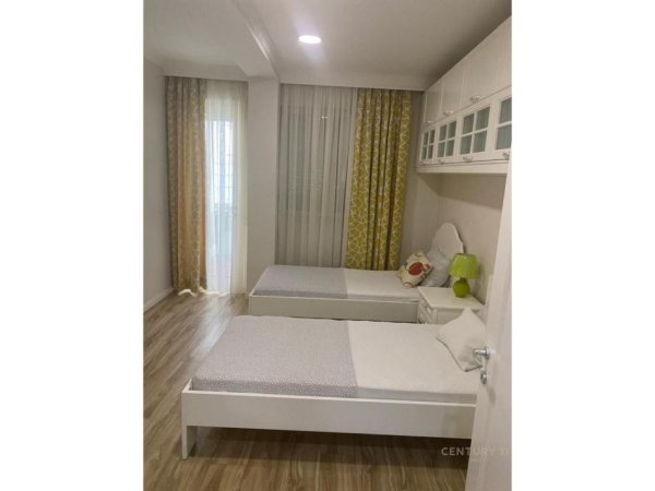 Tirane, jepet me qera apartament 2+1+Aneks+Ballkon Kati 3, 105 m² 950 € (Kristal Center)