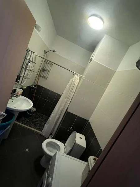 Tirane, jepet me qera apartament 1+1 Kati 4, 58 m² 400 € (Shkoze)