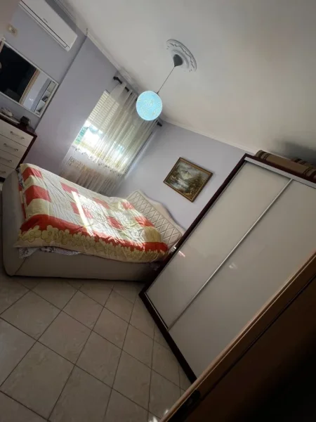 Tirane, jepet me qera apartament 1+1 Kati 4, 58 m² 400 € (Shkoze)