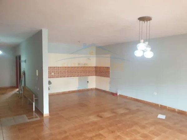 Tirane, shitet apartament 2+1+2+Ballkon Kati 7, 124 m² 289.000 € (Komuna e Parisit)