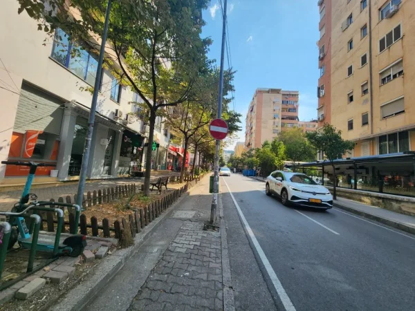 Tirane, shes apartament 2+1+Ballkon Kati 7, 124 m² (komuna e parisit)